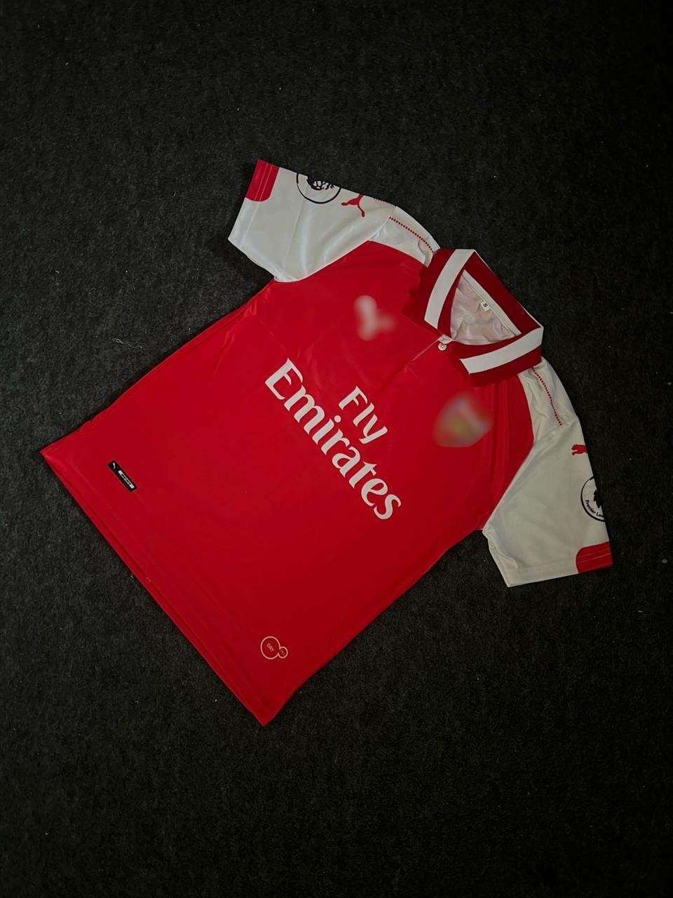 The Gunners Home Kit From The 2017/18 Season With Mesut Özil, Collar And Half Sleeve (AP Sports Wear)
