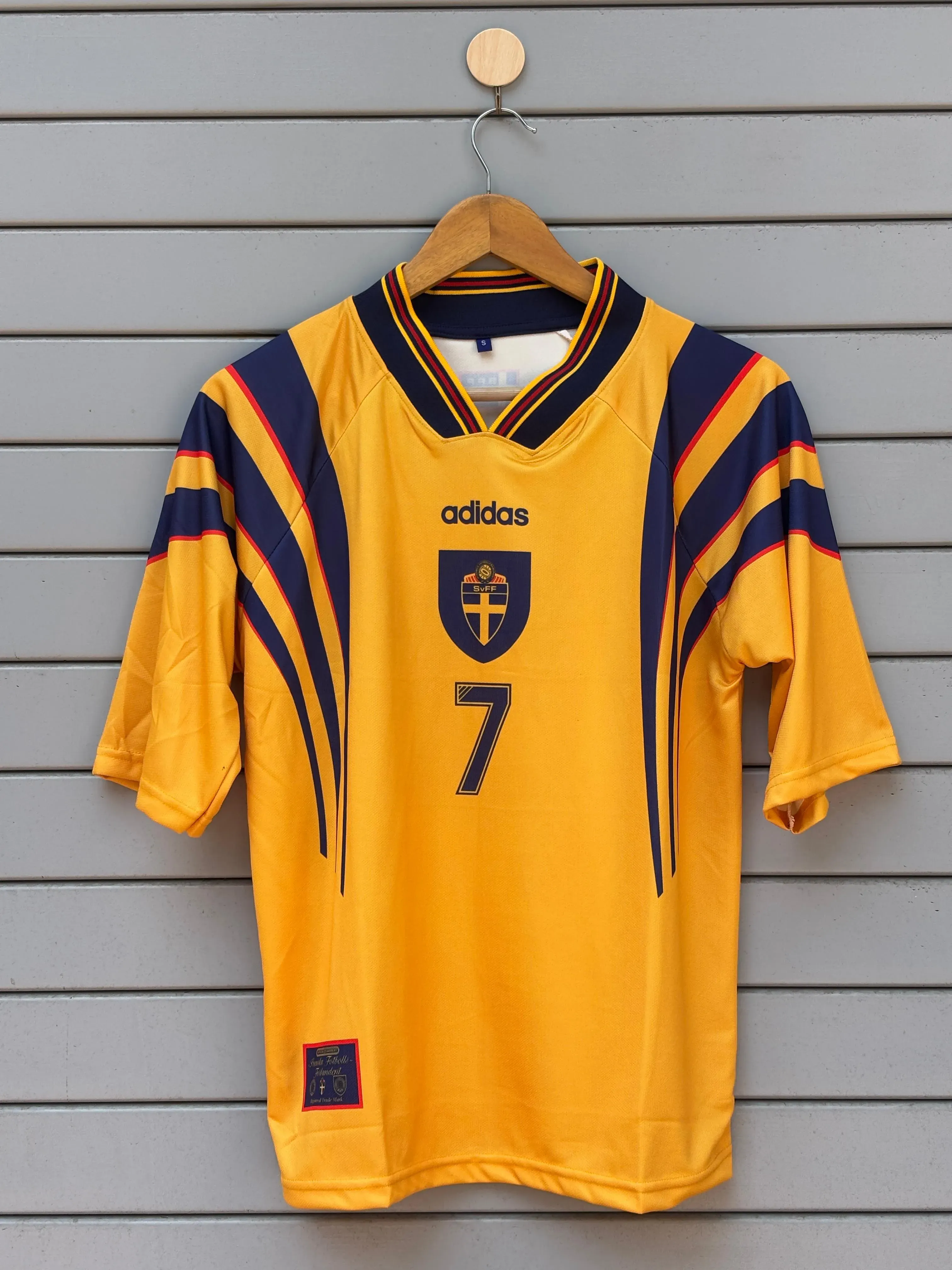 Larsson Swedan International Home Kit 1997-98,v -rib Coller 7 Five Sleeve (AP Sports Wear)